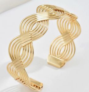 CHIC GOLD TONE BRACELET