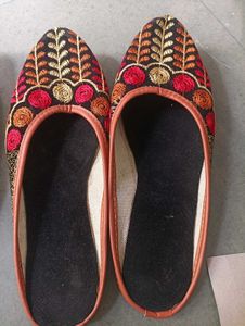 Embroidered Juttis/Mojaris