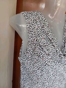 Stylish Sleeveless V-Neck Top
