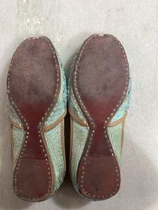 Embroidered Women's Jutti