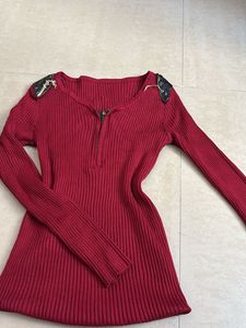 Chic Ribbed Maroon Top with Zipper Detail