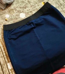 a navy blue skirt 😍