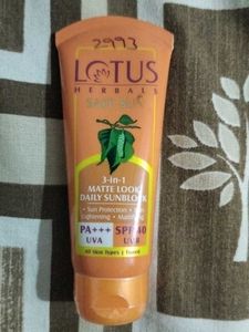 Lotus Herbals 3 In 1 Matte Look Sunblock PA+++