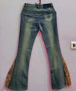 Low waist Bell Bottom Jeans with Leopard Print.