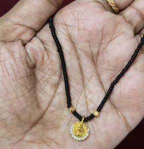 Elegant Gold Pendant Necklace