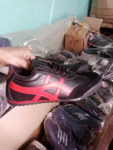 NEW NO USED SNEAKERS SHOES FOR MEN.