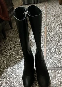 Chic Black Knee-High Boots
