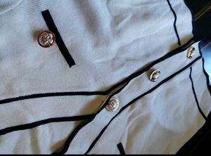 Chic Cropped Knit Top with Buttons