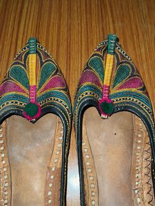 Pakistani dhaaga Embroidered Juttis