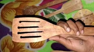 SET OF 5 WITH 1 MINI SPOON FREE .....
