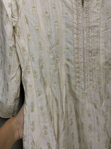 Avaasa Kalidaar Embroidered Kurta