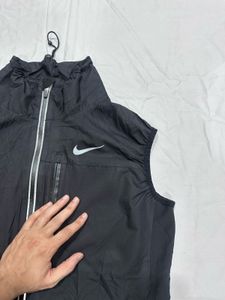 Nike Black Sleeveless Windbreaker Vest | Running &amp;