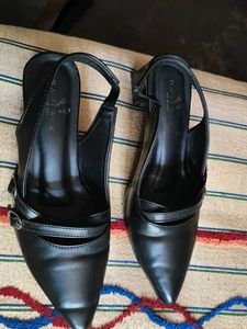 Chic Black Slingback Heels