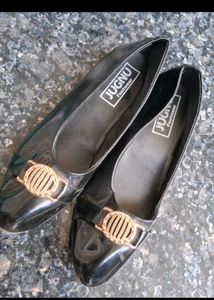 Shiny black ballent flats