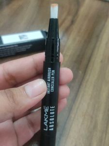Lakme Absolute Instant Airbrush Concealer in shade