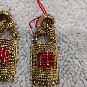 Gold earings
