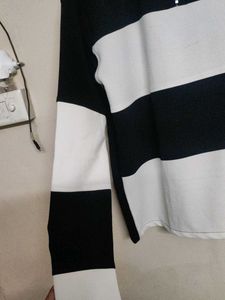 Chic Black &amp; White Striped Sweater