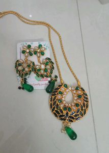 Stunning Emerald & Pearl Necklace Set