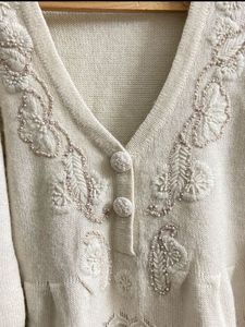 Embroidered V-Neck cardigan