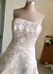 Elegant Strapless Bridal Gown