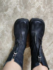 Chic Black Leather Zipper Boots