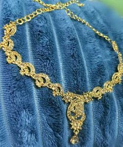 Exquisite Gold-Tone Necklace with Crystals