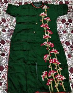 Elegant Green Kurta with Floral Embroidery