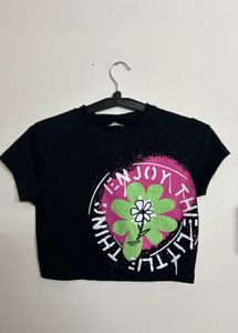 Cute Black Cropped T-Shirt with Flower Graphic