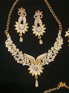 Golden White Shining Jwellery Sets Of 3🔥