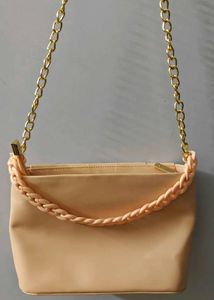 Chic Chain Detail Crossbody Bag