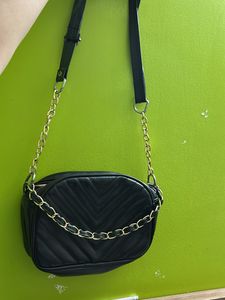 Chic Quilted Black Crossbody Bag with Gold Chain
