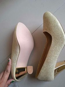 Sparkling Gold Heels 👠