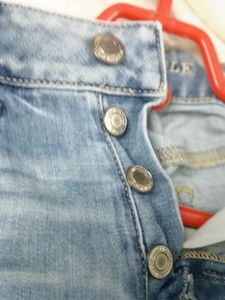Amarican Eagle- Destressed Ribbed Blue Jeans