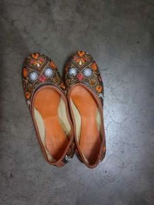 Embroidered Jutti