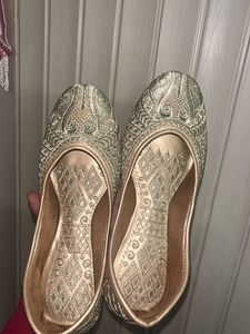 Elegant Golden Juttis
