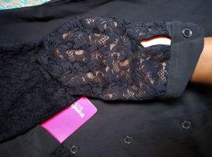 New Ladies Black top (tag is broken)