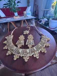 Elegant Gold Necklace &amp; Earring Set