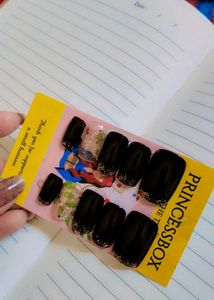 Press-On Nail Set (any one @99 + gift)
