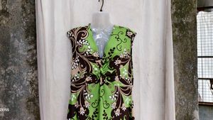13238. Green Floral Twist Front Dress