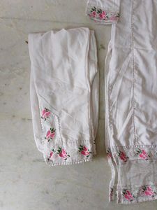 Elegant White Kurta Set with Floral Embroidery