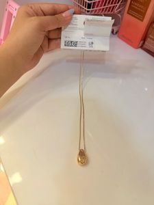 Elegant Teardrop Pendant Necklace BRAND NEW