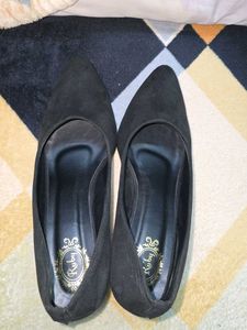 BLACK VELVET PUMP BLOCK HEEL