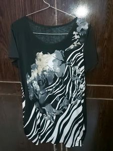 💥Beautiful hoseiry printed black top with side detaling as seen in the picture✔