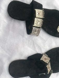 Stylish Black Sandals with Toe Ring