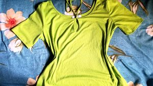 💚 Lime Green Ribbed Keyhole Top