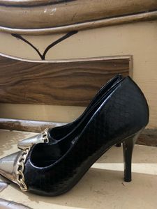 Chic Black &amp; Gold Pointed Heels