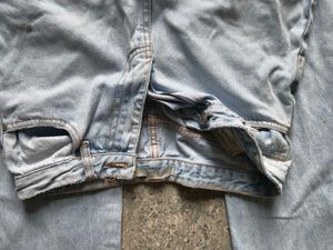 Light Wash Ripped Jeans