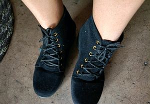 New Scude Black Boots