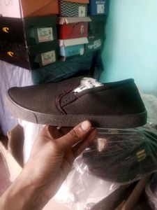 NEW NO USED CASUAL SHOES FOR MEN AND WOMEN.