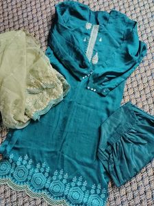 size xl Beautiful pakistani suit with organza dupp